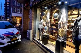 Dieven rennen met dure jassen uit winkel in Kinkerstraat