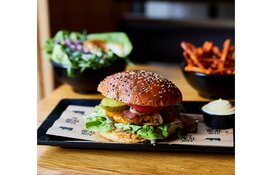 BurgerBar geeft 4000 hamburgermenu's aan Voedselbank