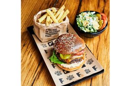 BurgerBar geeft 4000 hamburgermenu&#39;s aan Voedselbank