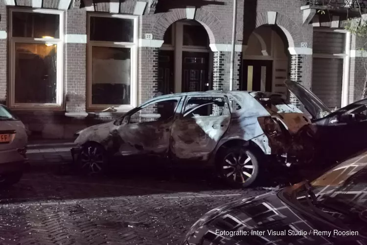 Auto in brand aan de Delistraat in Amsterdam