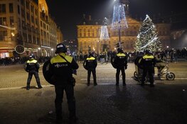 Massale drukte op Dam, agenten met vuurwerk bekogeld