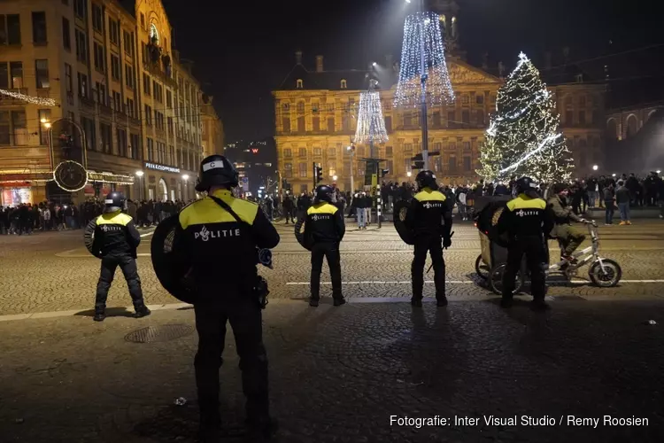 Massale drukte op Dam, agenten met vuurwerk bekogeld