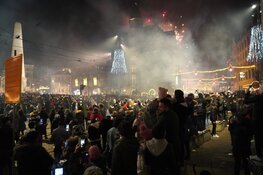 Massale drukte op Dam, agenten met vuurwerk bekogeld