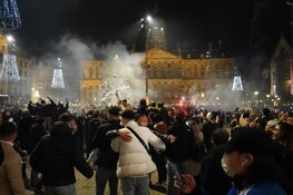 Massale drukte op Dam, agenten met vuurwerk bekogeld