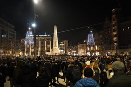 Massale drukte op Dam, agenten met vuurwerk bekogeld