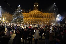 Massale drukte op Dam, agenten met vuurwerk bekogeld