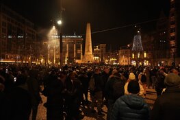 Massale drukte op Dam, agenten met vuurwerk bekogeld