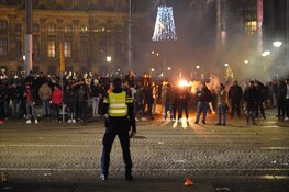 Massale drukte op Dam, agenten met vuurwerk bekogeld
