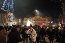 Massale drukte op Dam, agenten met vuurwerk bekogeld
