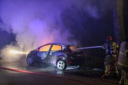 Auto brand uit aan Nachtwachtlaan na meerdere explosies
