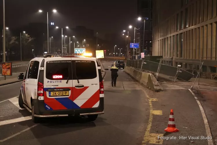 Auto gecrasht op Mauritskade