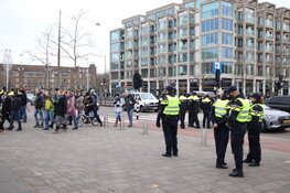 Duizenden demonstranten op Museumplein, groep tegendemonstranten afgevoerd