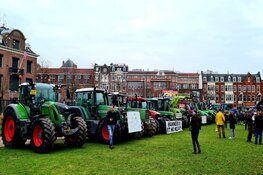 Duizenden demonstranten op Museumplein, groep tegendemonstranten afgevoerd