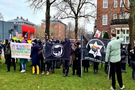 Duizenden demonstranten op Museumplein, groep tegendemonstranten afgevoerd