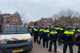 Duizenden demonstranten op Museumplein, groep tegendemonstranten afgevoerd