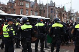 Duizenden demonstranten op Museumplein, groep tegendemonstranten afgevoerd