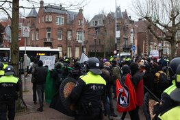 Duizenden demonstranten op Museumplein, groep tegendemonstranten afgevoerd