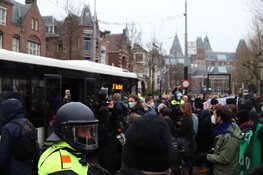 Duizenden demonstranten op Museumplein, groep tegendemonstranten afgevoerd