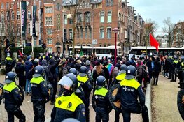 Duizenden demonstranten op Museumplein, groep tegendemonstranten afgevoerd
