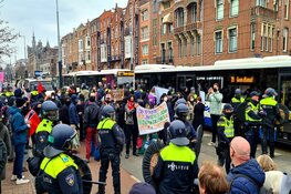 Duizenden demonstranten op Museumplein, groep tegendemonstranten afgevoerd