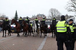 Duizenden demonstranten op Museumplein, groep tegendemonstranten afgevoerd