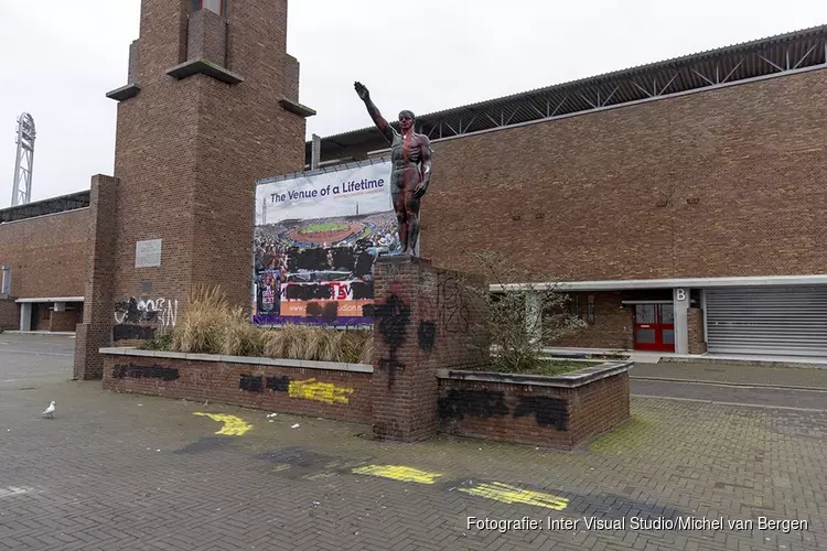 Olympisch Stadion beklad met anti-fascistische leuzen