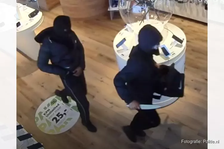 Overvallen telecomwinkels Bijlmerplein: politie zoekt informatie en roept op tot alertheid