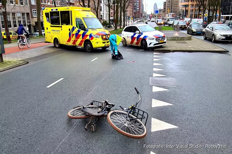 Fietser gewond na aanrijding op het Weesperplein