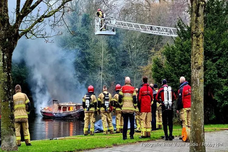 Gewonde bij brand op boot in Amsterdam-Zuid