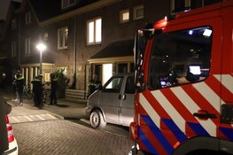 Explosie bij voordeur woning in Amsterdam-Noord