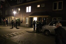 Explosie bij voordeur woning in Amsterdam-Noord