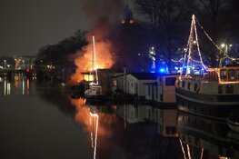 Huisdieren overleden en twee gewonden bij brand op woonboot