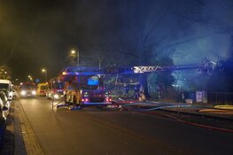 Huisdieren overleden en twee gewonden bij brand op woonboot