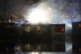 Huisdieren overleden en twee gewonden bij brand op woonboot