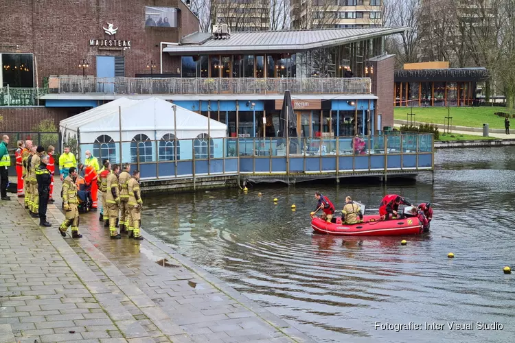 Persoon uit water gehaald in Amsterdam