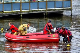 Persoon uit water gehaald in Amsterdam