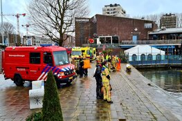 Persoon uit water gehaald in Amsterdam