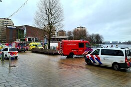 Persoon uit water gehaald in Amsterdam