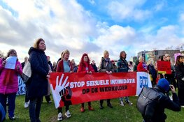 Honderden demonstranten tegen seksueel geweld op Museumplein