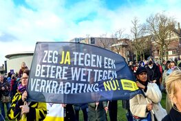 Honderden demonstranten tegen seksueel geweld op Museumplein