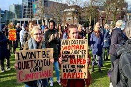 Honderden demonstranten tegen seksueel geweld op Museumplein