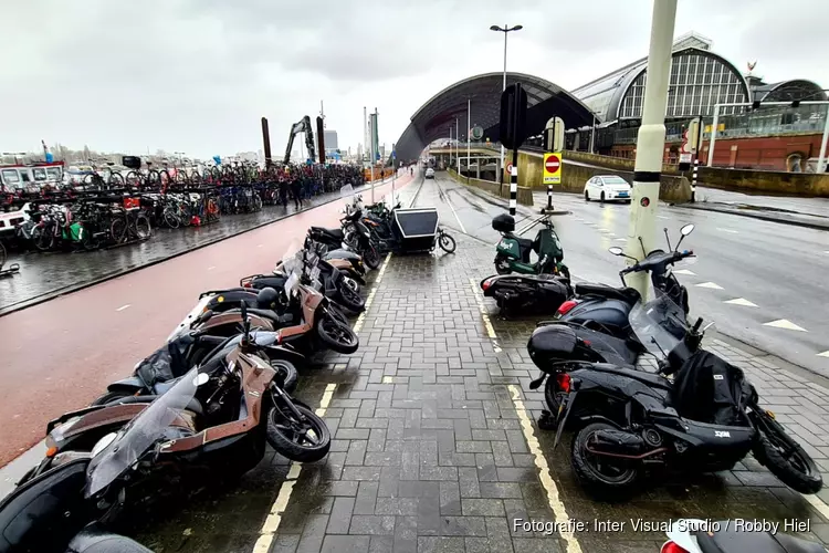 Scooters omgewaaid op het Centraal Station
