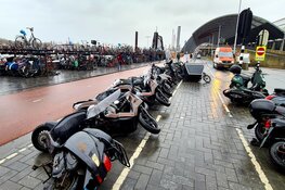 Scooters omgewaaid op het Centraal Station