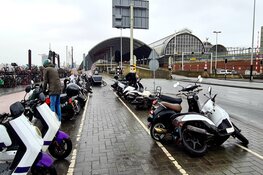 Scooters omgewaaid op het Centraal Station
