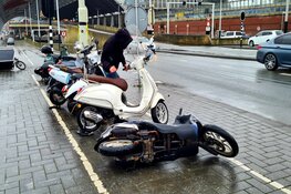 Scooters omgewaaid op het Centraal Station