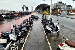 Scooters omgewaaid op het Centraal Station