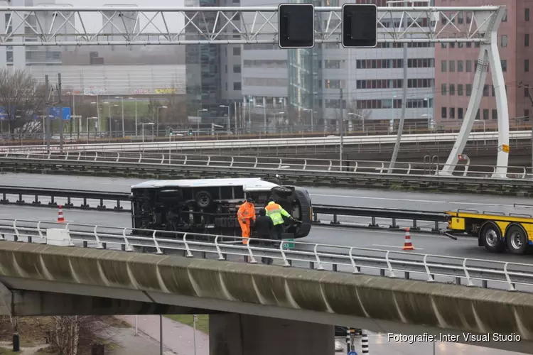 Bestelbusje gekanteld door storm Corrie op de A5 bij Amsterdam