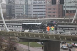 Bestelbusje gekanteld door storm Corrie op de A5 bij Amsterdam