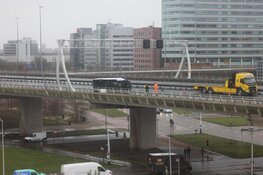 Bestelbusje gekanteld door storm Corrie op de A5 bij Amsterdam