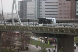 Bestelbusje gekanteld door storm Corrie op de A5 bij Amsterdam